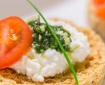 Crostini de queijo quark e pesto de ervas