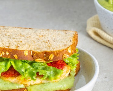 Sanduíche de frango, tomate seco e maionese de abacate