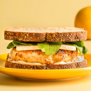 Hambúrguer de frango crocante com molho de laranja