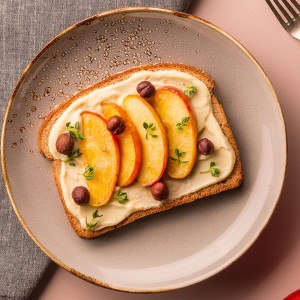 Toast com ricota, maçã e avelãs