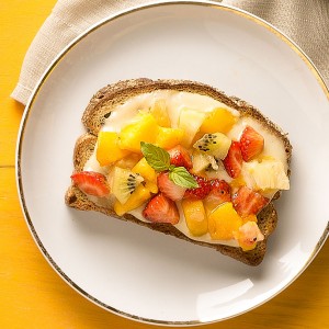 Tostada com creme de baunilha e tartar de frutas