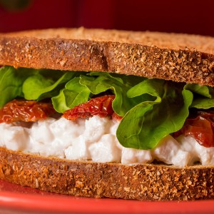 Sanduíche de palmito, rúcula e tomate seco