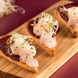 Crostini com carpaccio de beterraba e tartare de peixe branco