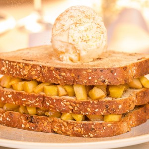 Torre de maçã caramelada e sorvete de creme 