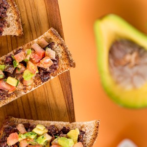 Barquetes com tapenade de azeitonas e salsa de tomates