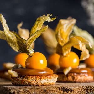 Mini tartine de doce de leite com physalis e nozes