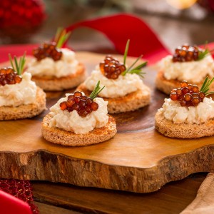 Canapés de palmito com caviar de tapioca