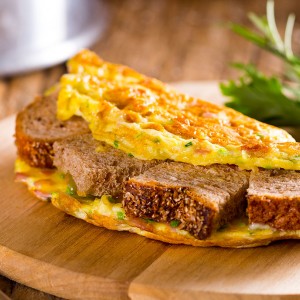 Sanduíche invertido com omelete