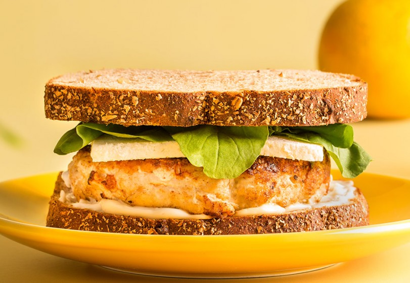 Hambúrguer de frango crocante com molho de laranja