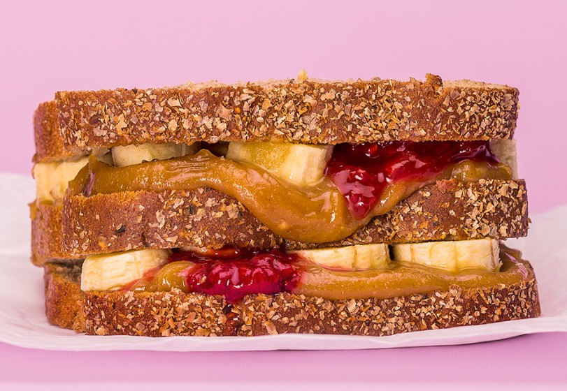 Sanduíche de banana com geleia de morango